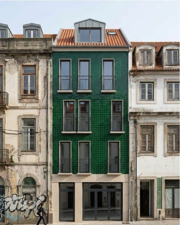 Artist's impression of the finished building on Rua de Santo Ildefonso: the full green-tiled façade with the café at street level, between its classical neighbours